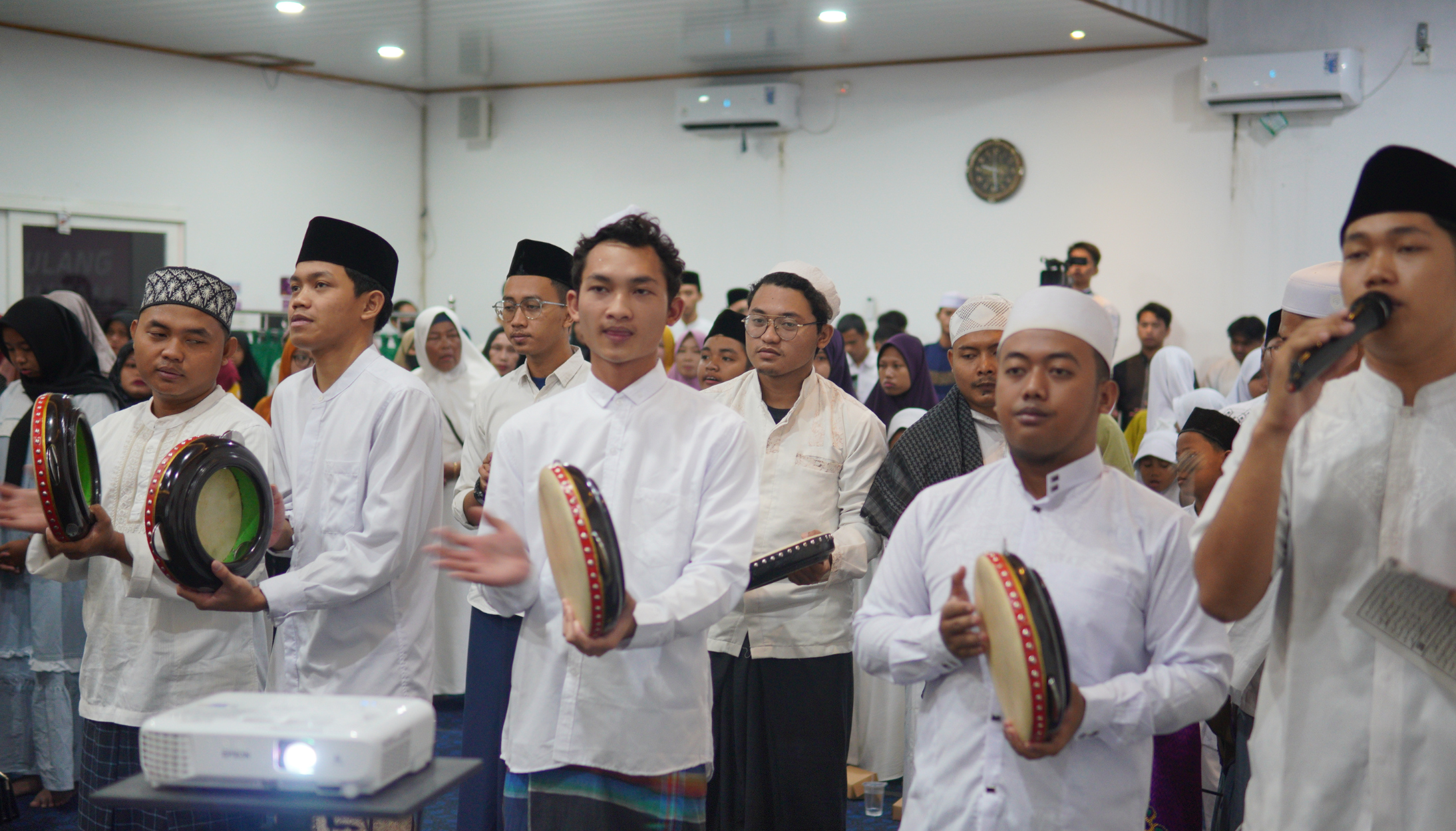 Karyawan dan Santri Alfatihah Semangat Menyambut Kelahiran  Nabi Muhammad SAW 