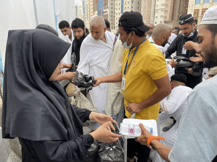 Sedekah Nasi Baitullah: Yayasan Alfatihah Bagikan Ratusan Nasi untuk Tamu Allah di Makkah