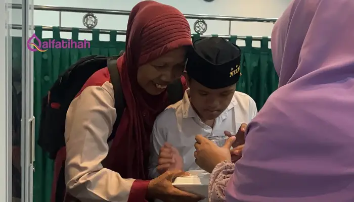 Laporan Distribusi Kafarat dan Fidyah Yayasan Alfatihah Bagikan 18.936 Porsi Nasi Santri 1